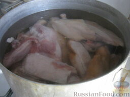 Холодец "Ассорти": Залить мясо холодной водой. Воды должно быть в кастрюле на 1-2 см выше мяса. Когда все вскипит, снять пенку.