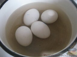 Салат Оливье особый: Куриные яйца отварить вкрутую. Охладить и очистить.