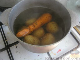 Салат Оливье особый: Помыть морковь и картофель. Отварить до готовности в мундире, 20-30 минут. Охладить.