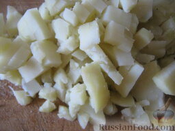 Салат Оливье особый: Картофель очистить, нарезать кубиками.