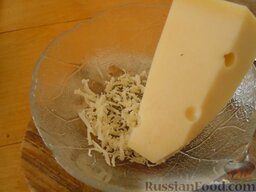 Рулетики из слоеного теста с черемшой: Hатереть сыр.