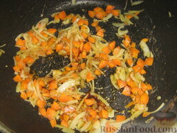 Свиная рулька (голень) в пиве: Как приготовить свиную рульку в пиве:    Морковь очищаем и нарезаем кубиками. Лук очищаем и нарезаем полукольцами. Обжариваем овощи (в казане) на растительном масле.