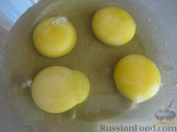 Омлет по-болгарски: Разбить в тарелку куриные яйца.