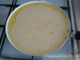 Омлет по-болгарски: Вылить смесь на горячую сковороду с растопленным сливочным маслом. Жарить омлет с брынзой на маленьком огне под крышкой 7-10 минут, пока верх не станет плотным.