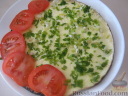 Омлет по-болгарски: Омлет по-болгарски готов. Подавать омлет с брынзой со свежими помидорами.  Приятного аппетита!