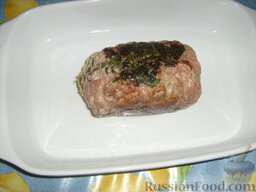 Жаркое из телятины (рулет) и картофель в духовке (Arrosto): Обжариваем мясо на сковороде со всех сторон. Солим, перчим. Перемещаем в форму для выпечки.