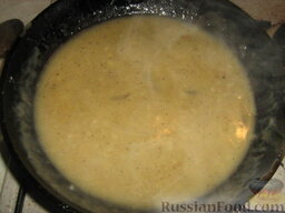 Жаркое из телятины (рулет) и картофель в духовке (Arrosto): В сковороду с мясным соком добавляем 1 ст.л. муки, хорошо размешиваем, доводим до кипения. Солим.