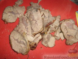Жаркое из телятины (рулет) и картофель в духовке (Arrosto): Телятину запеченную нарезаем тонкими ломтиками.