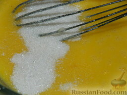 Пасхальный кулич без замеса: Растереть желтки с сахаром в пену, добавляя сахар понемногу.
