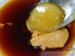 Ножки пекинской утки с яблоками: Как приготовить ножки утки с яблоками:    В посуде приготовить маринад: смешать соевый соус, мед и горчицу.