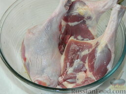 Ножки пекинской утки с яблоками: Ножки утки промыть, сложить в миску.