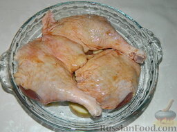 Ножки пекинской утки с яблоками: Полить ножки маринадом, слегка посыпать солью и травами по желанию.