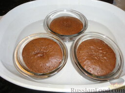 Шоколадное пирожное "Лава" (Chocolate Lava cake): Достаем готовые пирожные и выкладываем на тарелки.