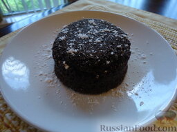 Шоколадное пирожное "Лава" (Chocolate Lava cake): Посыпаем пирожное шоколадное сахарной пудрой.