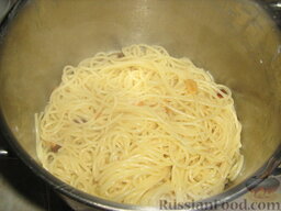 Паста с чесноком и острым перцем  (Spaghetti aglio olio): Отвариваем спагетти в соленой воде. Сливаем воду. Добавляем масло с перцем и чесноком. Хорошенько перемешиваем