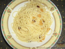 Паста с чесноком и острым перцем  (Spaghetti aglio olio): Раскладываем пасту с чесноком и острым перцем по тарелкам.