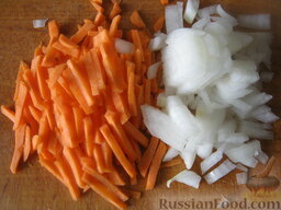 Суп рисовый из говядины с горошком: Тем временем очистить и помыть лук и морковь. Лук нарезать кубиками. Морковь нарезать соломкой.