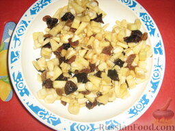 Пирожки с фруктами: Готовим начинку. Это может быть смесь фруктов. Например, здесь - измельченные очищенные яблоки, измельченные банан и чернослив, запаренный изюм. Можно добавить и орехи. Добавляем сахар.