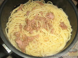 Спагетти с тунцом: Отвариваем пасту в соленой воде. Сливаем воду. Добавляем соус и хорошо перемешиваем спагетти с тунцом и соусом.