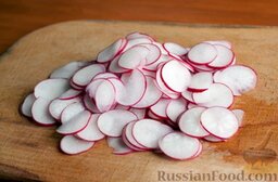 Овощной весенний салат к шашлыку: Как приготовить овощной салат:    Редис помыть и нарезать не толстыми кружочками.