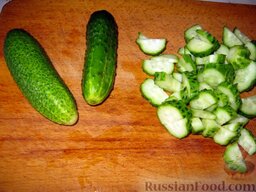 Овощной весенний салат к шашлыку: Огурцы помыть, нарезать полукольцами.