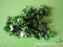 Овощной весенний салат к шашлыку: Зелень помыть и мелко нарезать.