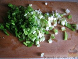 Овощной весенний салат к шашлыку: Лук зеленый помыть и нарезать.