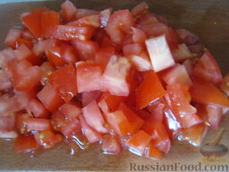 Овощной весенний салат к шашлыку: Помидоры помыть и нарезать кусочками.