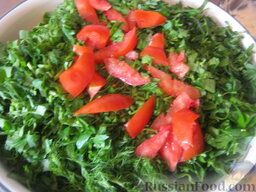 Овощной весенний салат к шашлыку: Все ингредиенты сложить в миску. Посолить по вкусу. Заправить салат овощной растительным маслом. Хорошо перемешать.