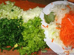 Капуста по-грасски: Нарубить листья салата и черемшу. Мелкими кубиками нарезать репчатый лук и черешок сельдерея. Натереть на крупной терке морковь и репу (корень петрушки, пастернак).