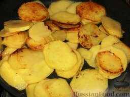 Картофель "Дипломат": Картофель нарезать кружочками и обжарить на сливочном масле до полуготовности. Посолить, посыпать базиликом.