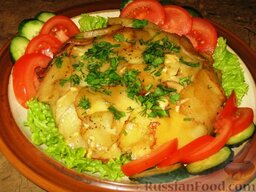 Картофель "Дипломат": Можно перевернуть форму на тарелку и украсить картофель зеленью и овощами.  Приятного аппетита!