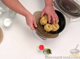 Феттучини со свининой и овощами (в мультиварке): Выложить лапшу феттучини.