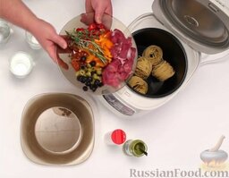 Феттучини со свининой и овощами (в мультиварке): Сверху выложить мясо, веточки тимьяна и розмарина, чили, болгарский перец, оливки, маслины, вяленые томаты.