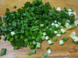 Закуска из лаваша: Лук зеленый помыть и мелко нарезать.
