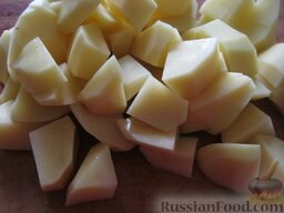 Рисовый суп с мясом: Почистить и помыть картофель. Нарезать кубиками.