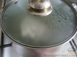 Рисовый суп с мясом: Мясо почти готово, в кастрюлю добавить картофель и рис.