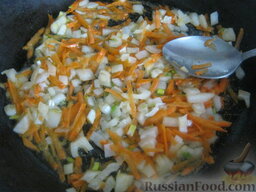 Рисовый суп с мясом: Разогреть сковороду, налить растительное масло. Выложить лук и морковь. Тушить, помешивая, на среднем огне 2-3 минуты.