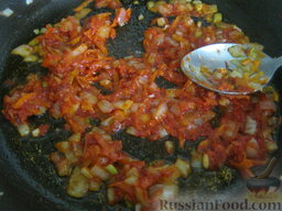 Рисовый суп с мясом: Затем добавить томат-пасту, тушить, помешивая, 1 минуту.
