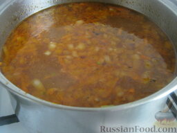 Рисовый суп с мясом: Когда картофель сварится, в кастрюлю вернуть мясо и добавить зажарку. Досолить, если есть необходимость, поперчить. Положить лавровый лист. Оставить рисовый суп с мясом покипеть 5-7 минут под крышкой.