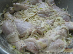 Куриное мясо, запечeнное в маринаде: Выложить в маринад куриные ножки. Мариновать в этой смеси курицу 30 минут.  Можно уже жарить куриные ножки на мангале. Или готовить в духовке. Тогда включить духовку.
