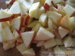 Куриное мясо, запечeнное в маринаде: Помыть яблоко, вырезать сердцевину. Нарезать на кусочки.