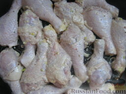 Куриное мясо, запечeнное в маринаде: Смазать форму растительным маслом. Выложить куриные ножки.