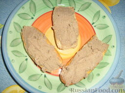 Паштет из печени по-итальянски: Намазываем паштет на подсушенный хлеб или на сухарики.