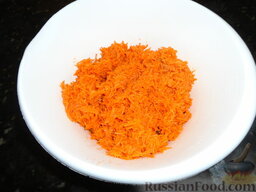 Морковный торт: Как приготовить морковный торт:    Морковь натираем на мелкой терке. Смешиваем морковь с коричневым сахаром, оставляем на 1 час.