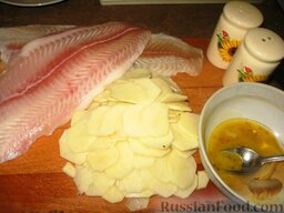Рыба в картофельной чешуе: Как приготовить рыбу, запеченную с картофелем:    Картофель почистить и нарезать тонкими кружочками (толщиной до 2 мм).  Яичный желток смешать с горчицей.