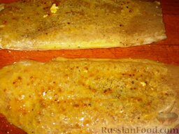 Рыба в картофельной чешуе: Смазать филе с одной стороны смесью желтка и горчицы.