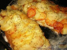 Рыба в картофельной чешуе: Разогреть сковороду с растительным маслом. С помощью лопатки аккуратно, но достаточно быстро выложить (перевернуть) филе картофелем вниз в разогретое масло.   Жарить рыбу в картофельной чешуе на среднем огне несколько минут до образования румяной корочки на картофеле.   Потом осторожно перевернуть и жарить рыбу еще 2-3 минуты.     Затем выложить рыбу с картофелем на противень картофелем вверх и довести до готовности в духовке, разогретой до 180 градусов, примерно 10-15 минут.