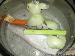 Салат с треской: Как приготовить салат из трески отварной:    Тушку трески (замороженную) кладем в холодную воду. Добавляем морковку, лук, черешок сельдерея, перец горошком, гвоздику и лавровый лист. Солим воду и доводим до кипения.