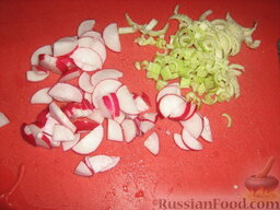 Салат с треской: Редиску и сельдерей режем на тонкие ломтики.